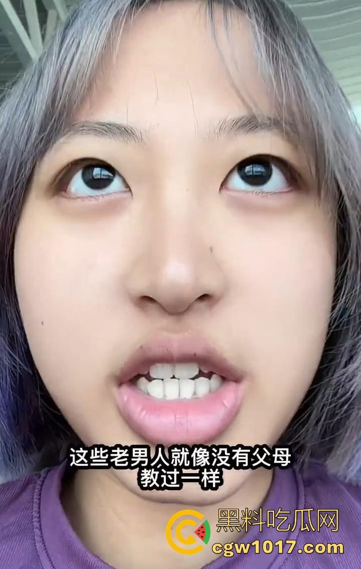 丑逼澳大留学生抖音搞盯射!这么丑的颜值搞盯射是谁给她的勇气啊,面对这样的货色谁能射出来啊,真搞笑!-3