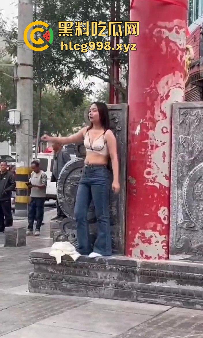 渭南小仙女外卖超时发疯大作!骑手成了无辜炮灰摔外卖不够,街头脱衣撒泼场面辣眼睛!-7