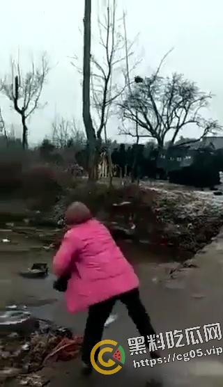 网传河南宁陵清华园学生死亡事件后续 抗议村民遭装甲车进村清算-1