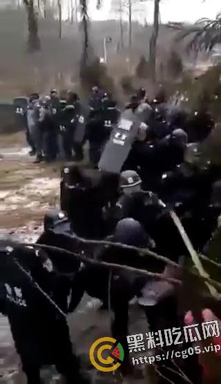 网传河南宁陵清华园学生死亡事件后续 抗议村民遭装甲车进村清算-4