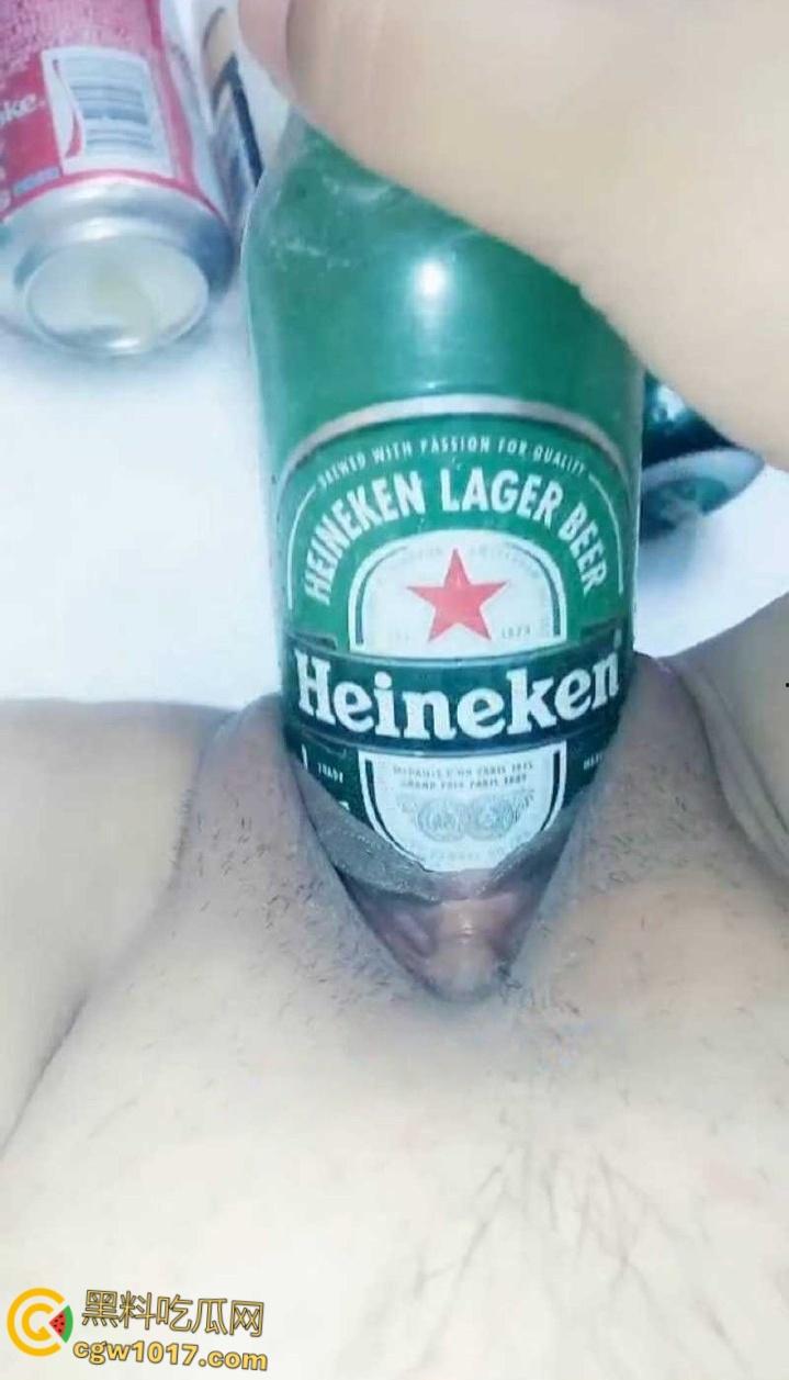 国产女主播的直播虐逼，极限扩阴展示粉嫩宫腔，各种瓶子都往自己骚逼里怼，雪花出多少我青岛加一倍！