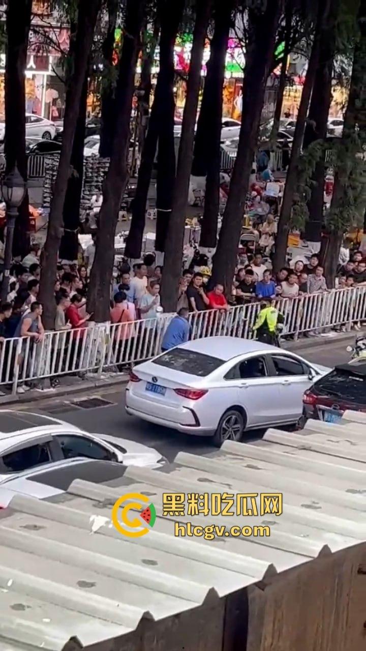 警察打交警你敢信?东莞市长安万科长青街上演交警PK公安大场面 便衣辅警装假警对其殴打!-6