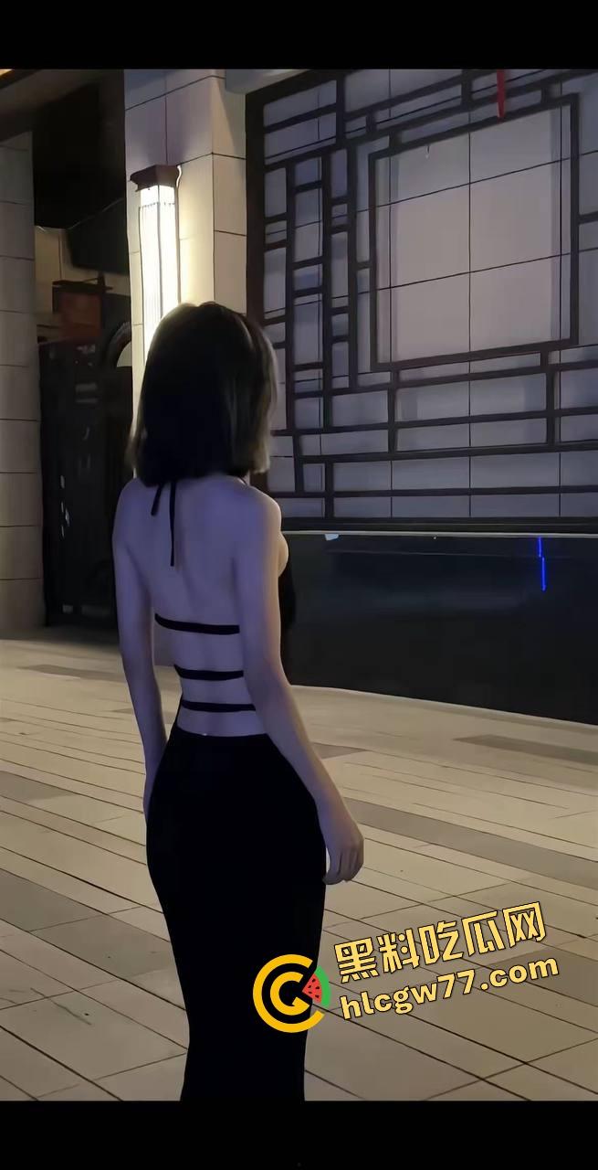 骚得要命的颜值妹子主动跪舔，嘴上功夫堪比老炮，深喉后入双夹爆射，内射后还用小穴夹着帮你挤干！