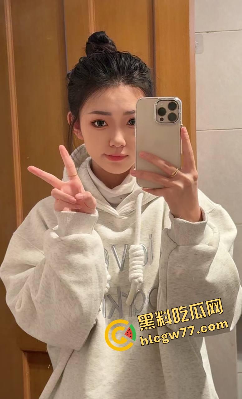 骚得要命的颜值妹子主动跪舔,嘴上功夫堪比老炮,深喉后入双夹爆射,内射后还用小穴夹着帮你挤干!-2