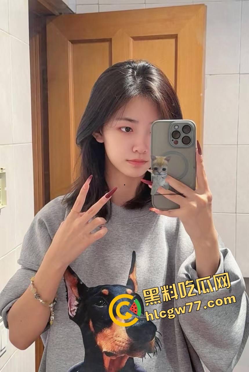 骚得要命的颜值妹子主动跪舔,嘴上功夫堪比老炮,深喉后入双夹爆射,内射后还用小穴夹着帮你挤干!-3