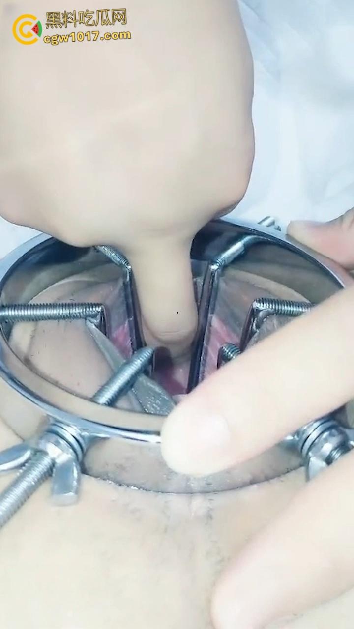 国产女主播的直播虐逼,极限扩阴展示粉嫩宫腔,各种瓶子都往自己骚逼里怼,雪花出多少我青岛加一倍!-7