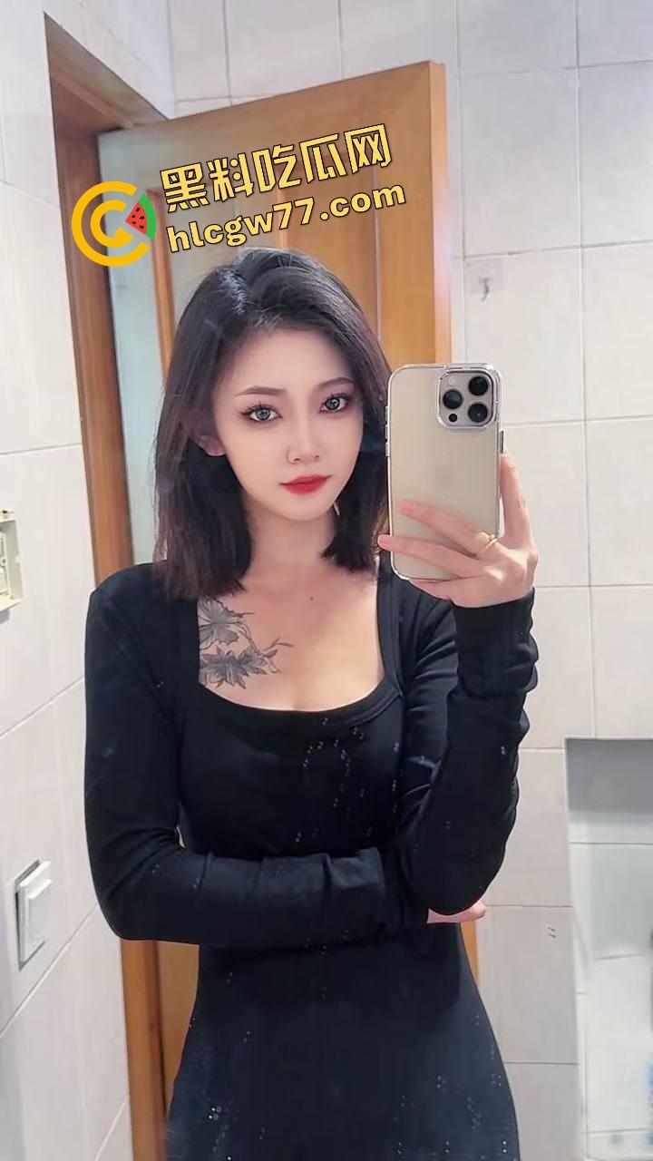 骚得要命的颜值妹子主动跪舔,嘴上功夫堪比老炮,深喉后入双夹爆射,内射后还用小穴夹着帮你挤干!-5