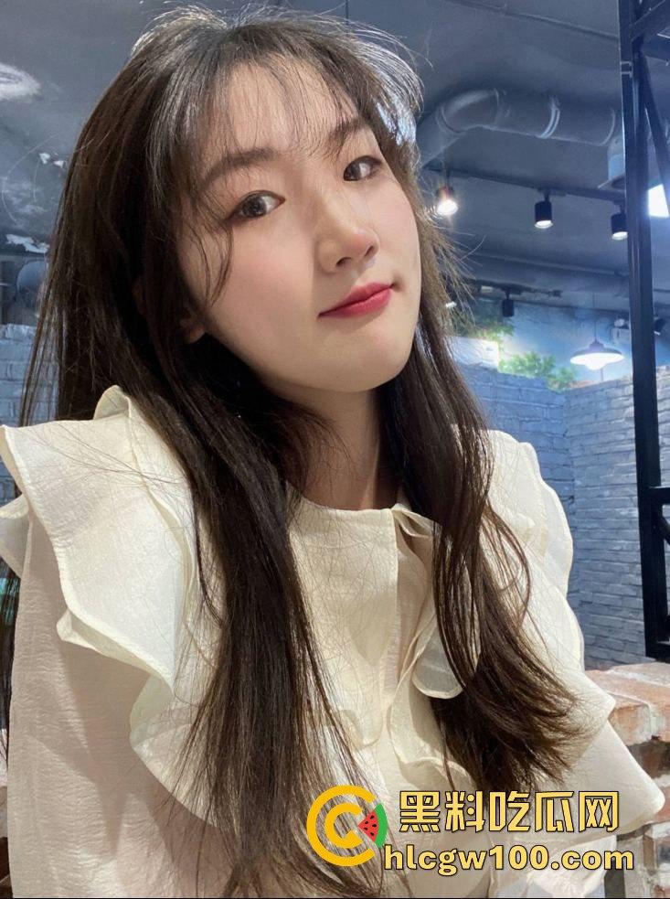 济南师范大三浪逼【李晓薇】嫌男友口活不行，闷骚微坦小骚货专找人舔逼舔到湿，高潮后张开骚穴等着猛操射爆！