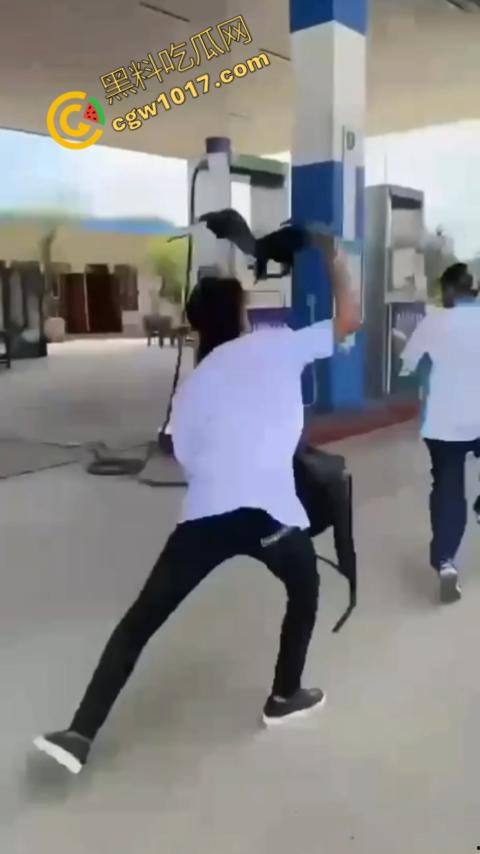 血流如注！越南青年绝地反击，刀刃直捅霸凌者脸颊，鲜血狂涌喷出，震惊全场！-2