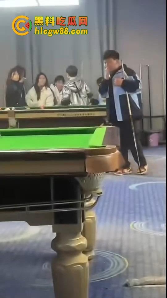 现在10后小学生都卷成这样了?嘴叼利群打台球还带妹,烟一口杆一打,童年直接过成社会大哥!-2