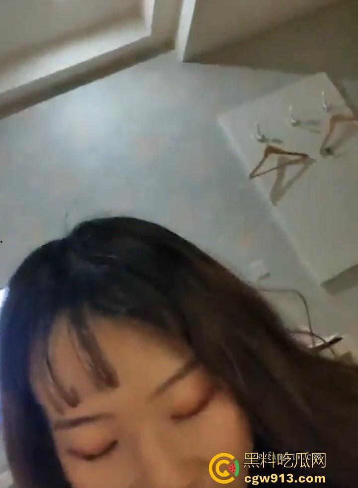 长沙私立高中英语老师【直雯静】与男友性爱自拍外泄，露脸口交常遭暴力猛插，表面清纯实则反差母狗！-5