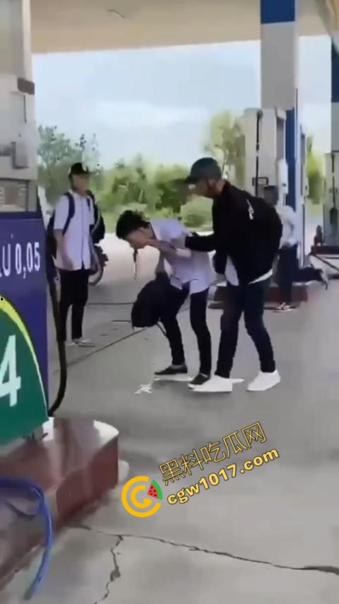 血流如注！越南青年绝地反击，刀刃直捅霸凌者脸颊，鲜血狂涌喷出，震惊全场！-8