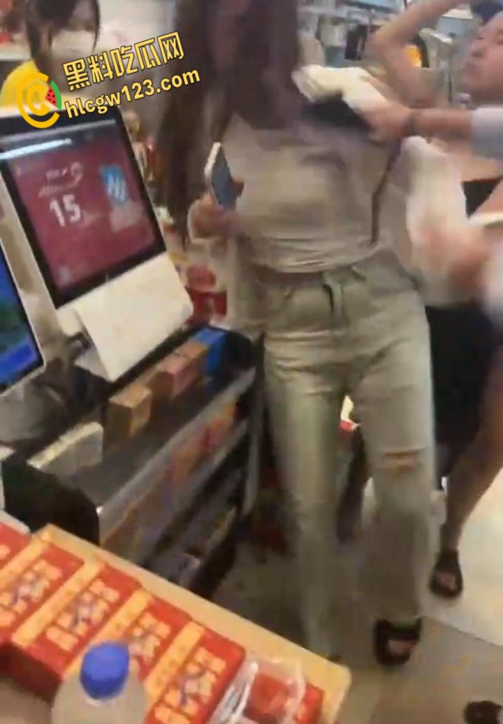 精神小妹超市开撕雨中暴打！纹身辣妹湿身火拼，警察来了都拦不住 !