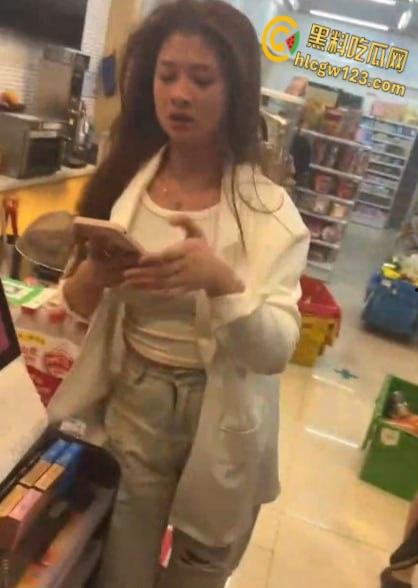 精神小妹超市开撕雨中暴打!纹身辣妹湿身火拼,警察来了都拦不住 !-2