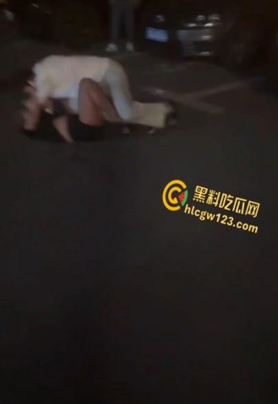 精神小妹超市开撕雨中暴打!纹身辣妹湿身火拼,警察来了都拦不住 !-5