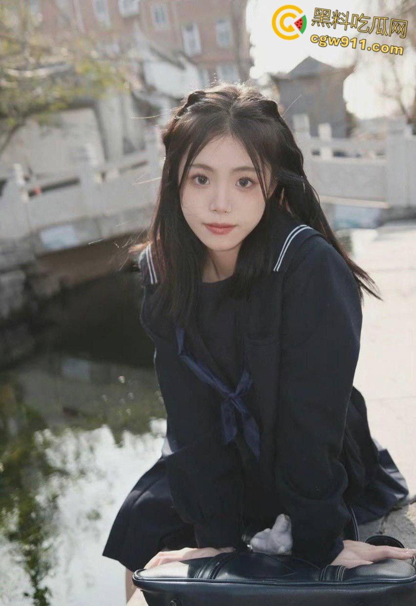 青岛大学嫩妹【杨紫馨】，JK制服女上疯狂扭臀，蜜桃臀被炮友大屌猛干，高潮瘫软娇喘不断，肉臀撞得啪啪响！