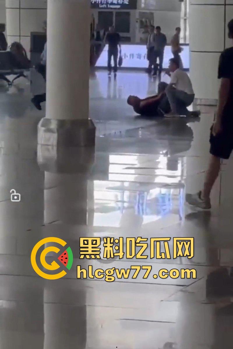 广州南站 一男子手持水果刀当众捅人 随后被乘警与多名乘客齐力制服 现场多视角视频曝光！-3