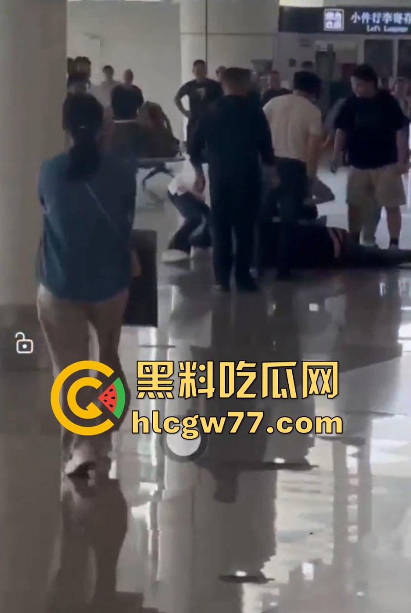 广州南站 一男子手持水果刀当众捅人 随后被乘警与多名乘客齐力制服 现场多视角视频曝光！-4