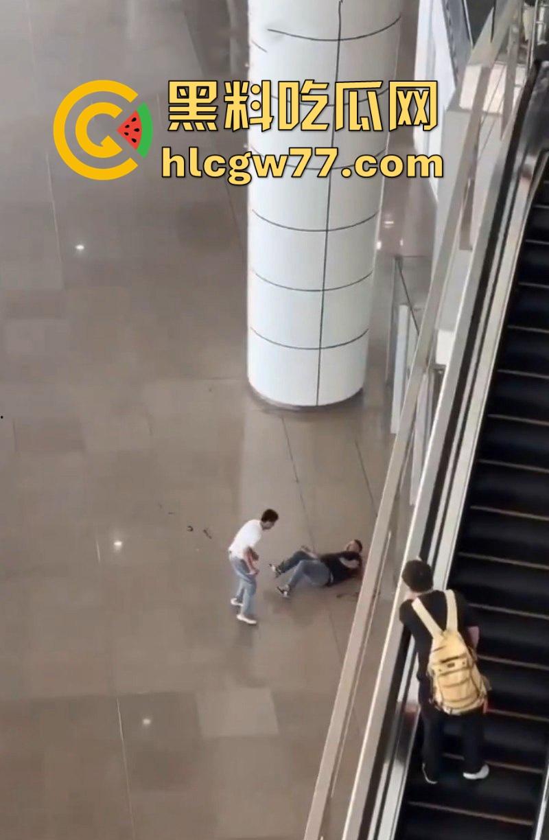 广州南站 一男子手持水果刀当众捅人 随后被乘警与多名乘客齐力制服 现场多视角视频曝光！-7