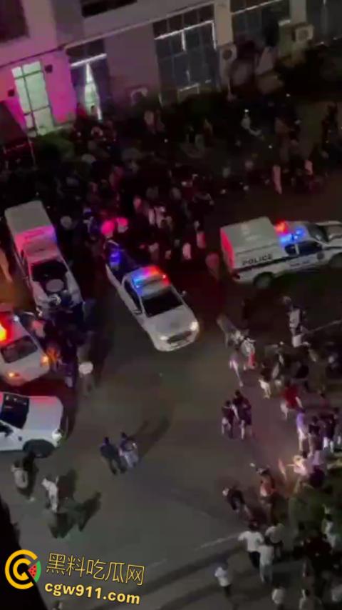 柬埔寨西港中国城凯博园区,印度人和巴基斯坦人聚众闹事,甚至出现打砸行为,惊动警察宪兵出动进行制止。-3