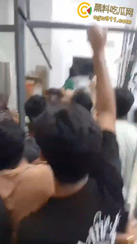 柬埔寨西港中国城凯博园区,印度人和巴基斯坦人聚众闹事,甚至出现打砸行为,惊动警察宪兵出动进行制止。-4