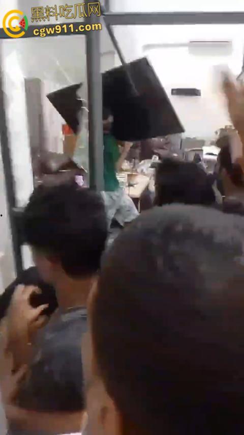 柬埔寨西港中国城凯博园区,印度人和巴基斯坦人聚众闹事,甚至出现打砸行为,惊动警察宪兵出动进行制止。-5