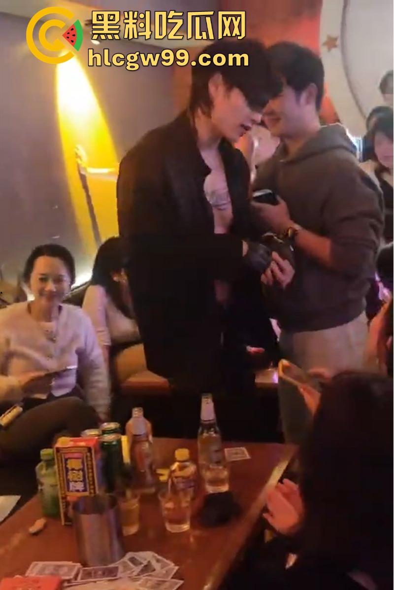 商K男模激情热舞 八块腹肌诱惑的富婆笑不拢嘴 姐姐的快乐 你想象不到!