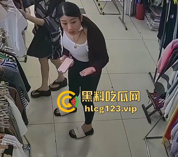 国服快枪手出手！商场里对鲨鱼裤妹子来了一发，美女懵逼问为什么往我裤子上喷水？-5