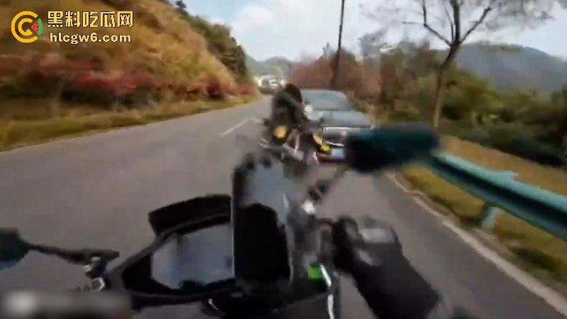 懂车帝已经打开了！摩友山路遛弯被右转到逆向车道的车给撞飞 两辆摩托被撞烂 开车老头直接傻眼！