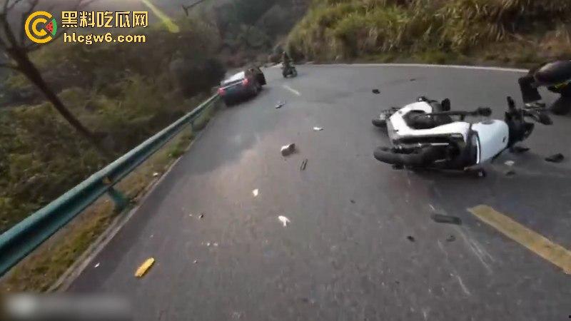 懂车帝已经打开了！摩友山路遛弯被右转到逆向车道的车给撞飞 两辆摩托被撞烂 开车老头直接傻眼！-5
