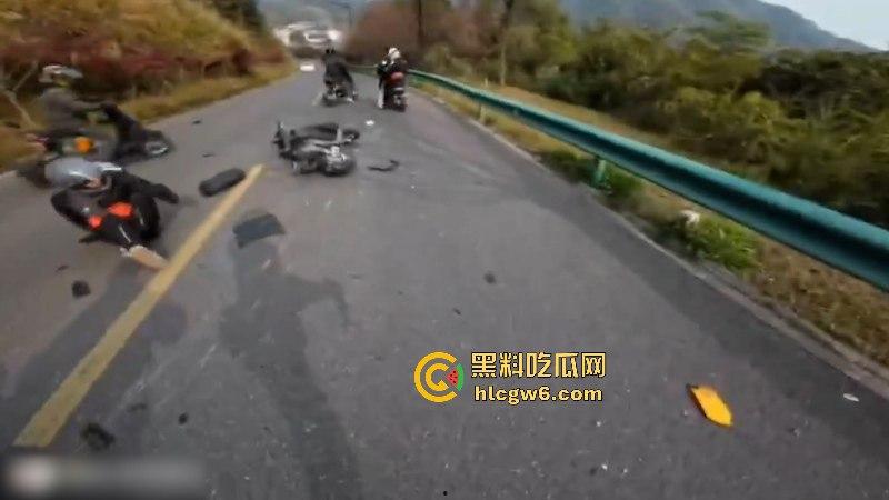 懂车帝已经打开了！摩友山路遛弯被右转到逆向车道的车给撞飞 两辆摩托被撞烂 开车老头直接傻眼！-10