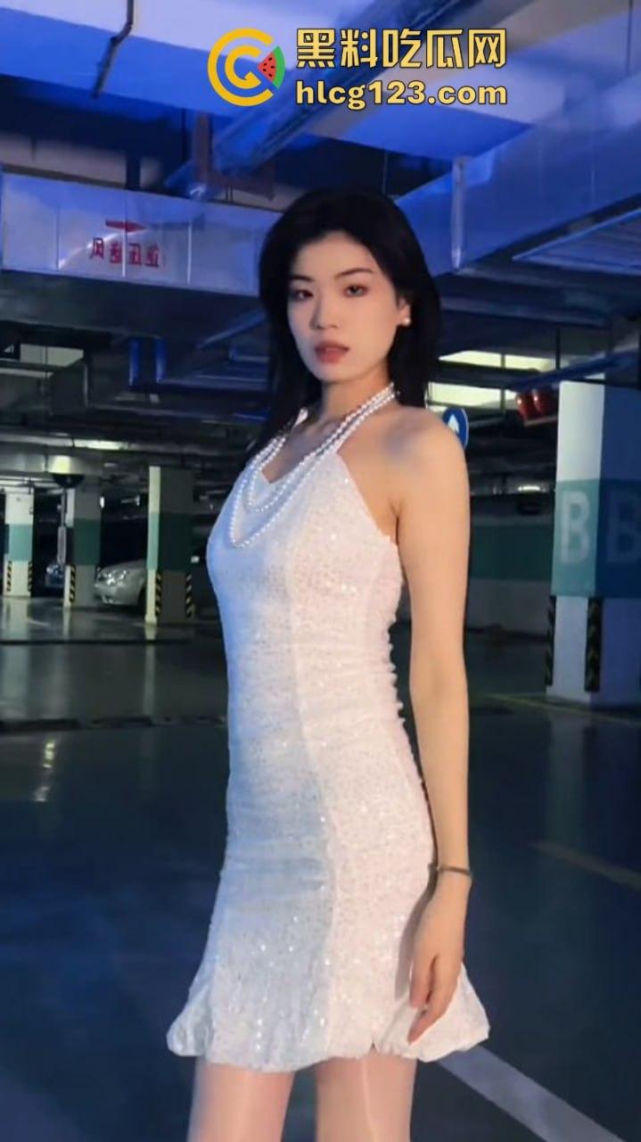 【足控福利】抖音13万粉丝 性感美腿网红【不想早起的崽崽】付费私享视频流出 足控调教 肉丝美腿超带感