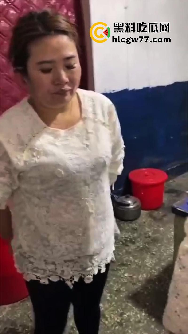 变态大叔包养母女，操够了还居家玩SM，穿针引线穿刺缝嘴，玩的真变态啊！