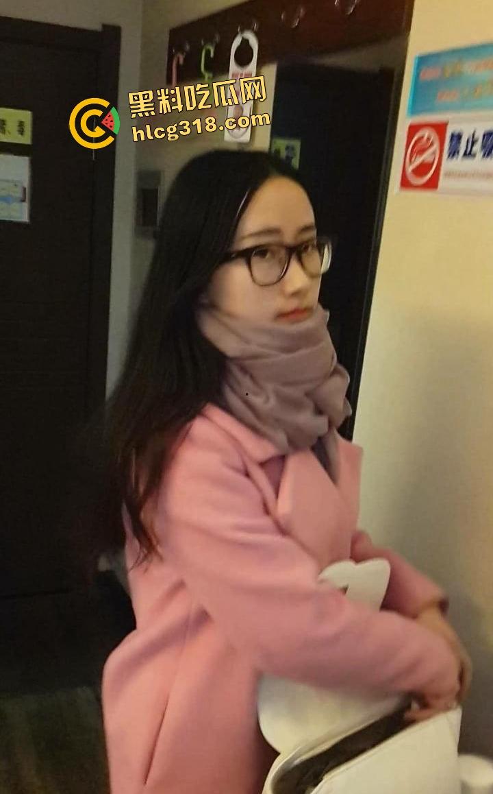 反差婊背男友偷情三星酒店大翻车！口交狂舔肉棒调教全录，对话骚爆绿帽男友崩溃！