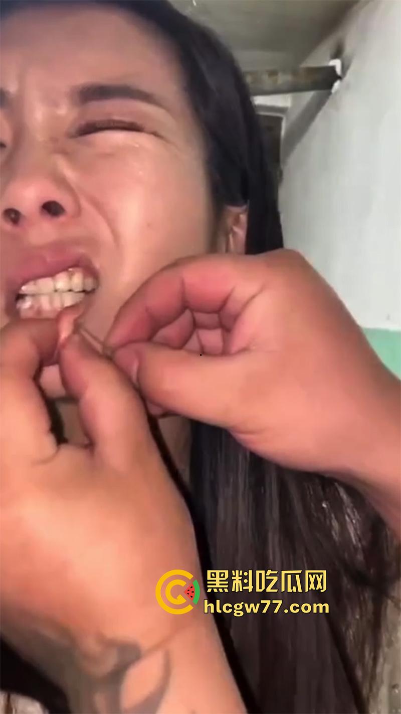 变态大叔包养母女,操够了还居家玩SM,穿针引线穿刺缝嘴,玩的真变态啊!-6