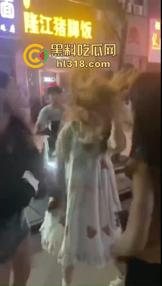 为争男友姐妹们也是大大出手，男的没断干净就和黄毛谈了，前女友就带人打现女友！这男的魅力真大！-9