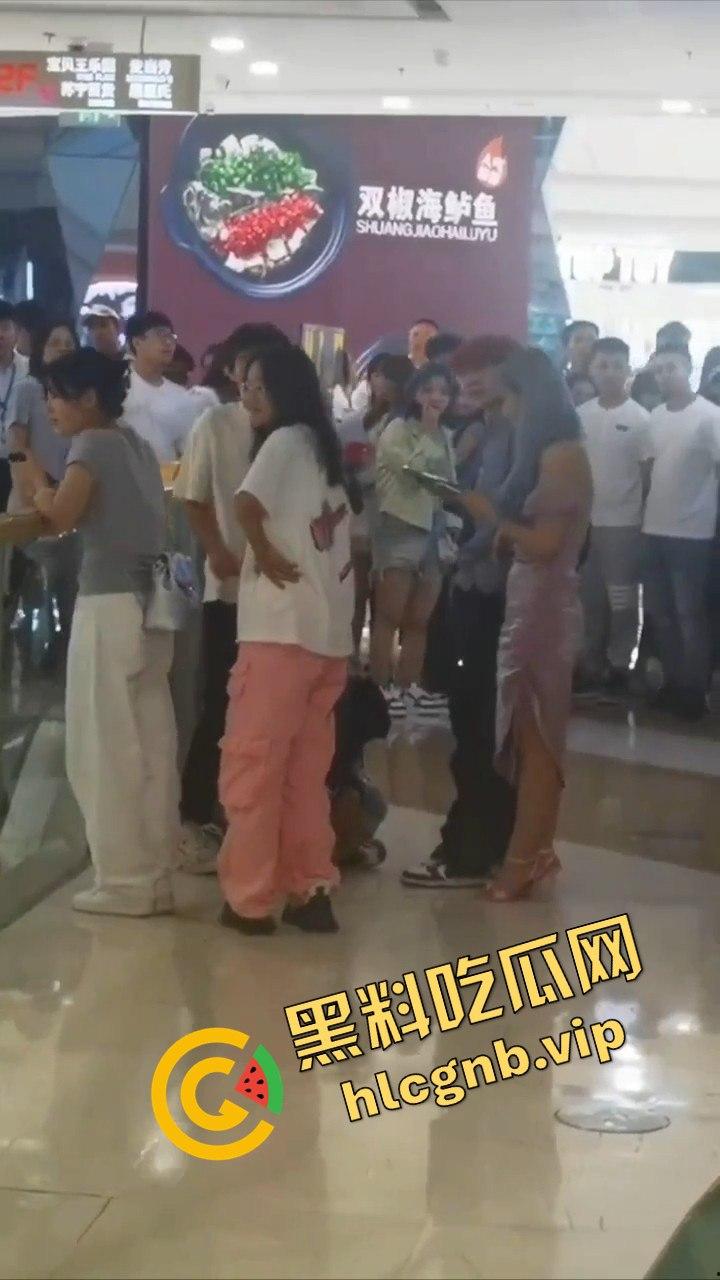 哈尔滨又又又出圈了!!哈西万达广场,一男子偷拍女生被抓!-2