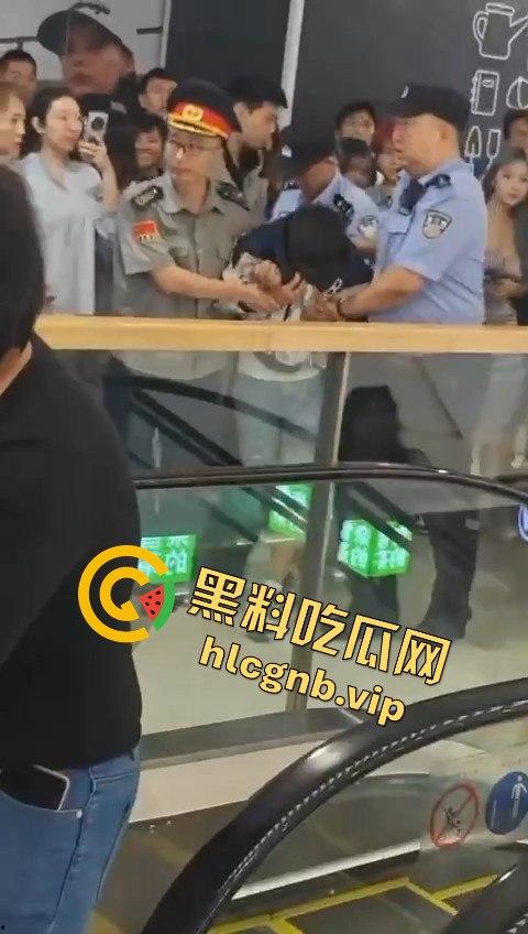 哈尔滨又又又出圈了!!哈西万达广场,一男子偷拍女生被抓!-5