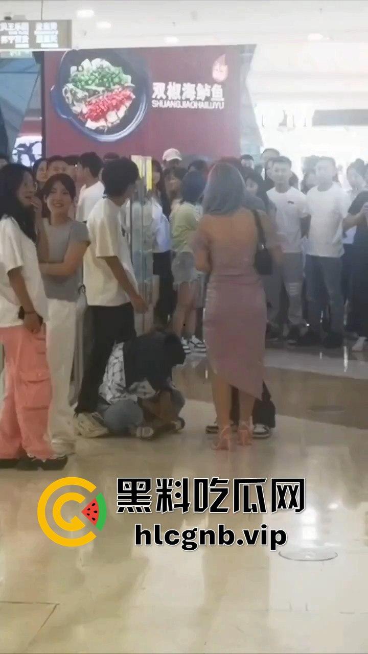 哈尔滨又又又出圈了!!哈西万达广场,一男子偷拍女生被抓!-12