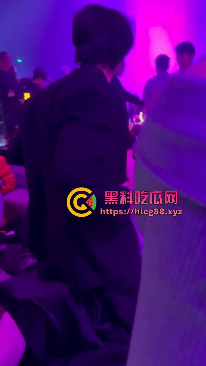 男模腹肌操翻集美骚心，现场舔奶头急扒裤叼屌，大姐浪得抓鸟急不可耐，女拳别装纯你们也就这操性！
