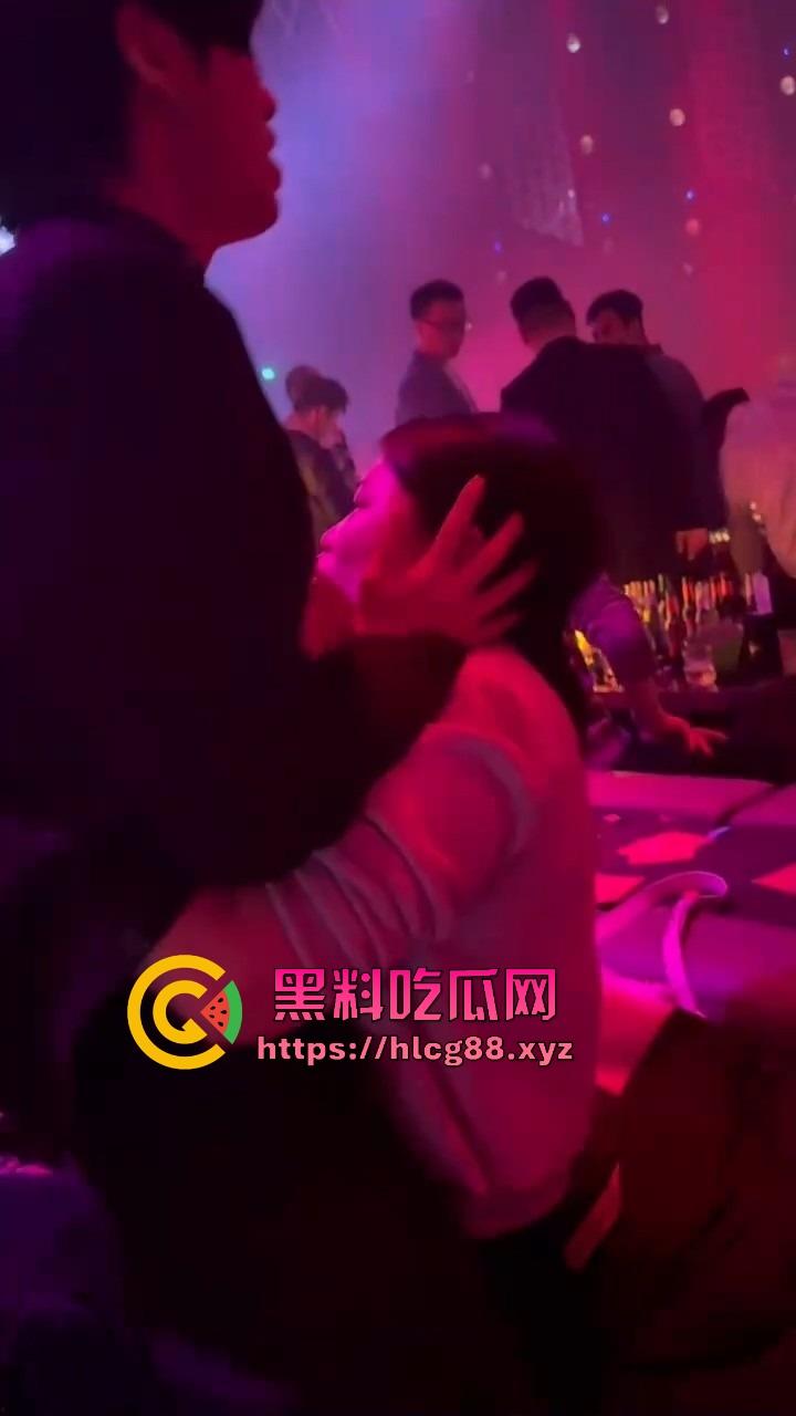 男模腹肌操翻集美骚心,现场舔奶头急扒裤叼屌,大姐浪得抓鸟急不可耐,女拳别装纯你们也就这操性!-4