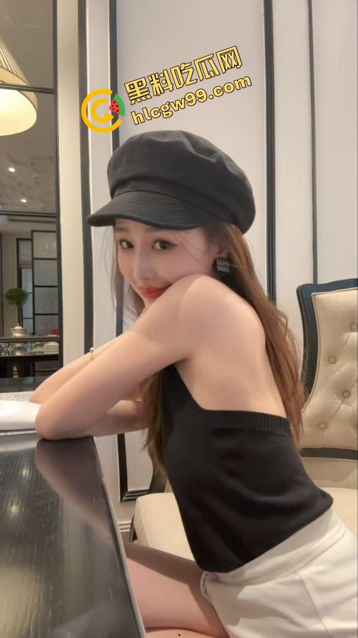 重口调教！成都骚鸡『于雯』喊闺蜜整活上演拉屎吃屎，2公狗躺地仙女蹲姿拉屎进嘴！独家曝光流出！