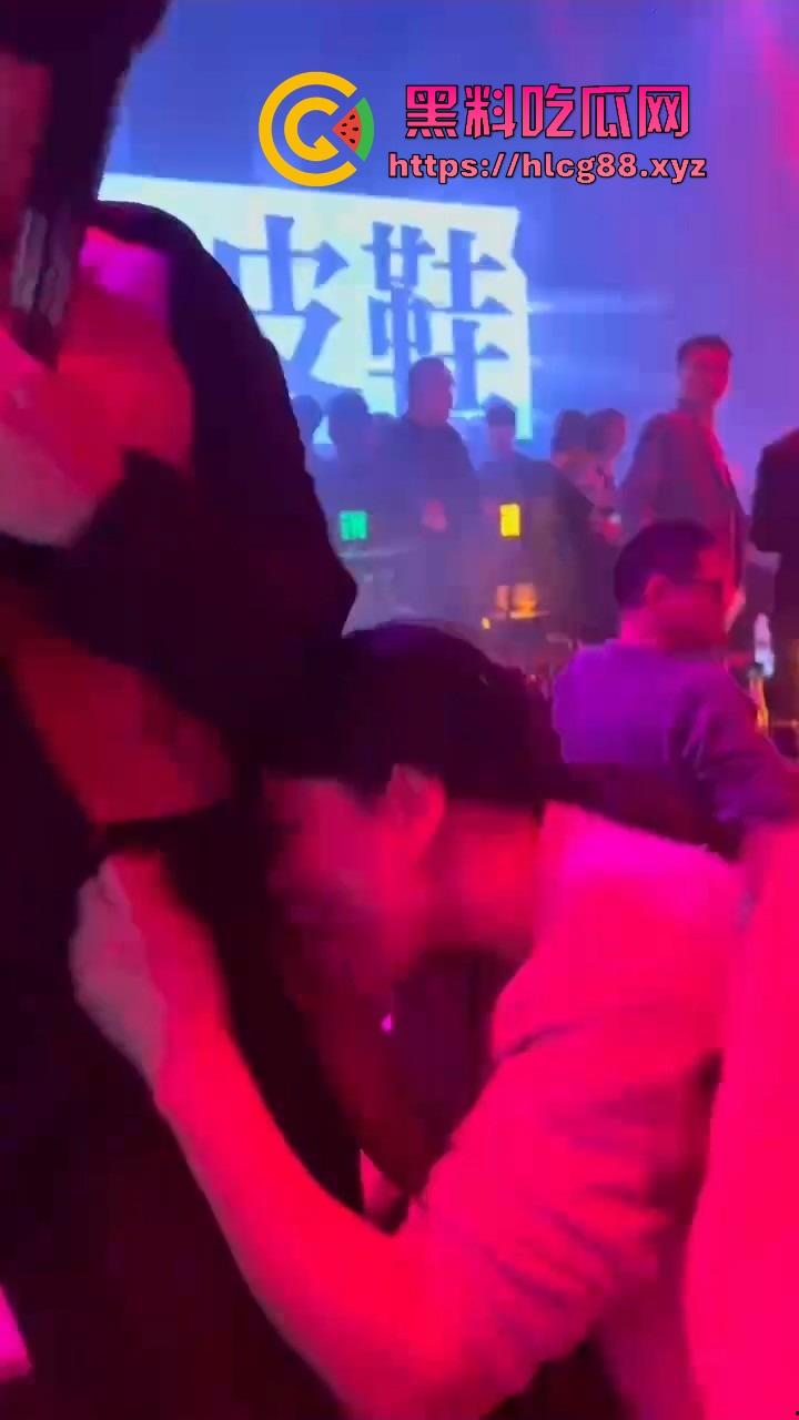 男模腹肌操翻集美骚心,现场舔奶头急扒裤叼屌,大姐浪得抓鸟急不可耐,女拳别装纯你们也就这操性!-11