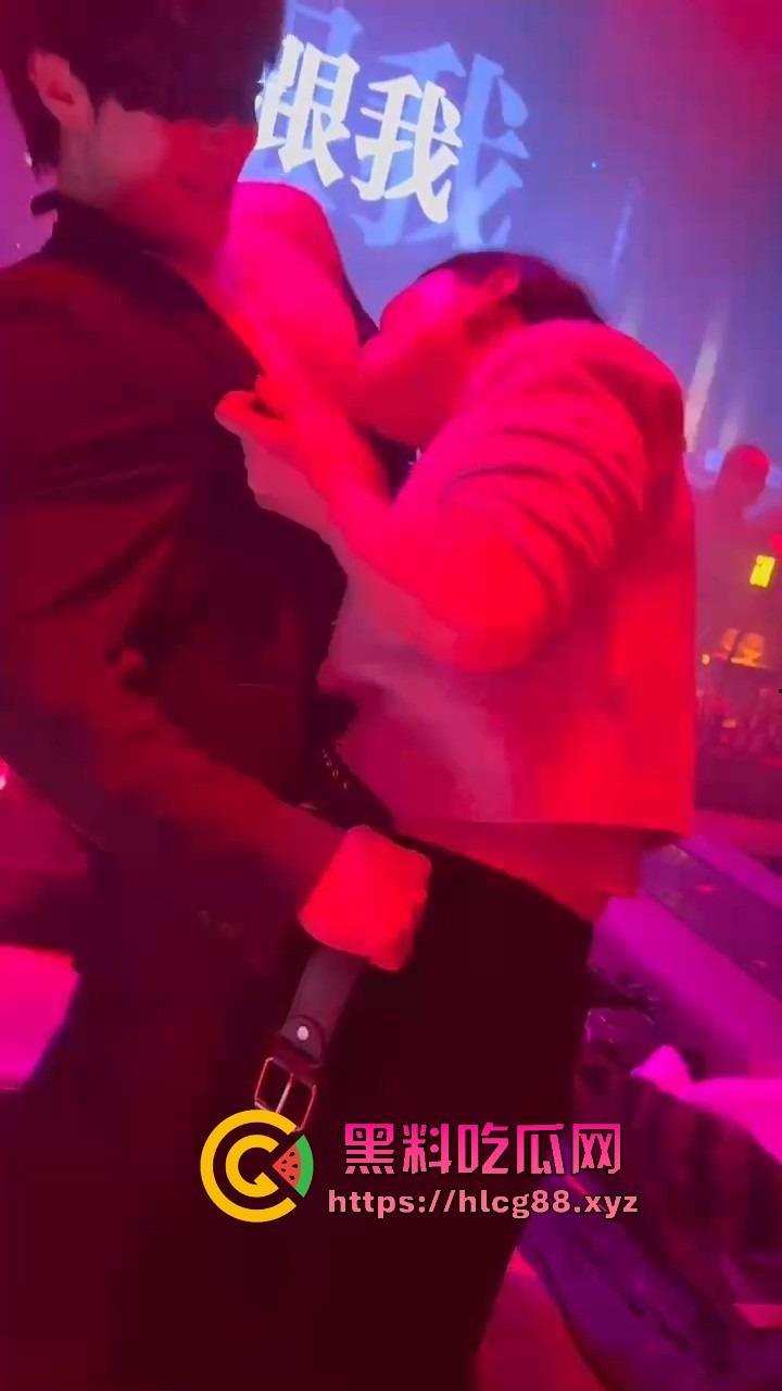 男模腹肌操翻集美骚心,现场舔奶头急扒裤叼屌,大姐浪得抓鸟急不可耐,女拳别装纯你们也就这操性!-12