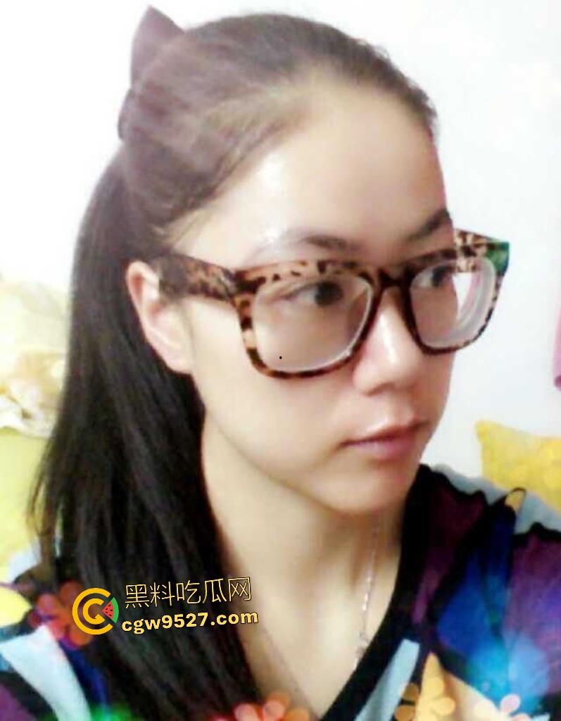 上海宝山少妇【陆筱筱】，婚内出轨被大鸡巴后入，爽到腿软如泥，绿帽老公远在米国，头顶青青草原！