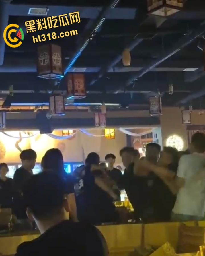 洛阳民谣酒馆上演全武行，精神小伙醉酒挑事，两方男女混战，店员拦都拦不住，场面堪比武林大会！