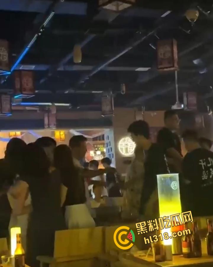 洛阳民谣酒馆上演全武行，精神小伙醉酒挑事，两方男女混战，店员拦都拦不住，场面堪比武林大会！-3