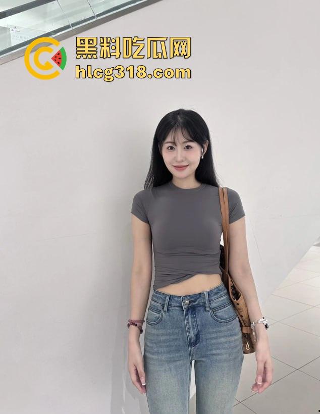 跟会喷水的亲姐姐相约酒店，翘臀后入小穴包裹混着白浆和精液，连射三次射，狠狠的满足她了。