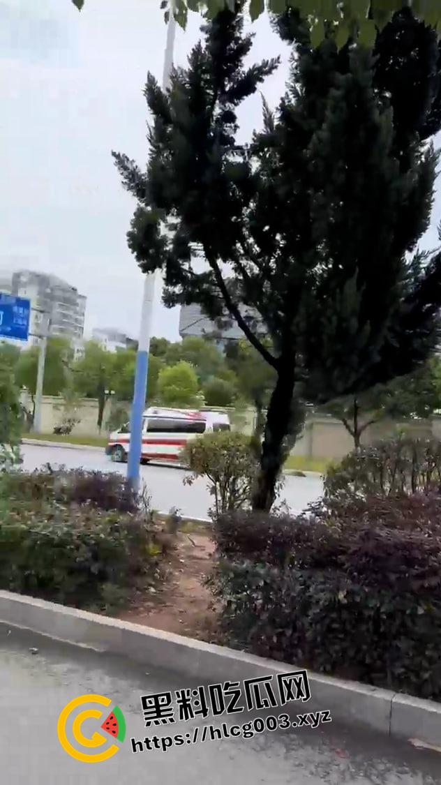 大瓜速递！江西贵溪特大伤人案现场视频流出 暴徒闯进校园狂杀老师和学生 血腥慎入-6