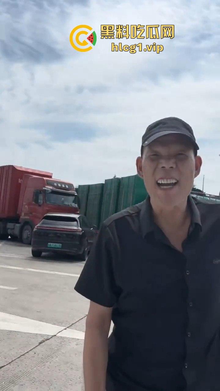 陕西汉中停车风波！男子遭一群老逼登堵车辱骂，扬言不删视频就弄死你！